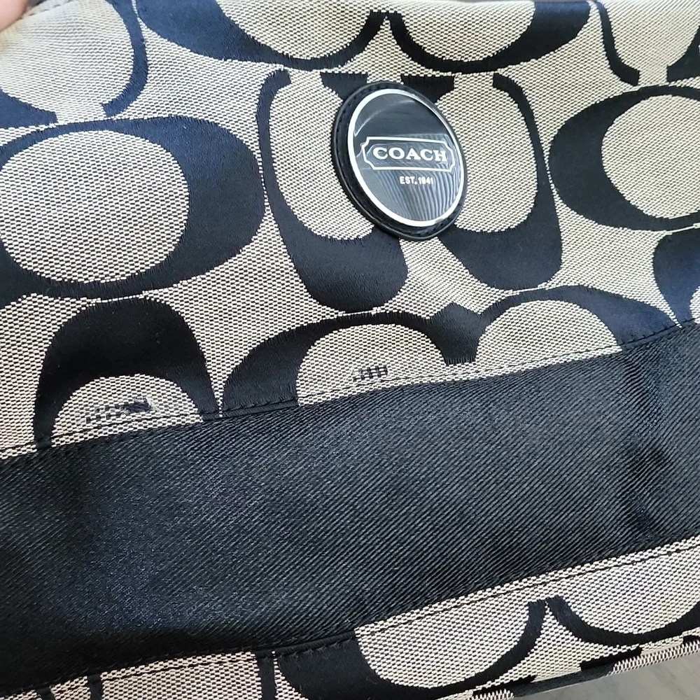 Coach Signature Hobo - Picture 6 of 8